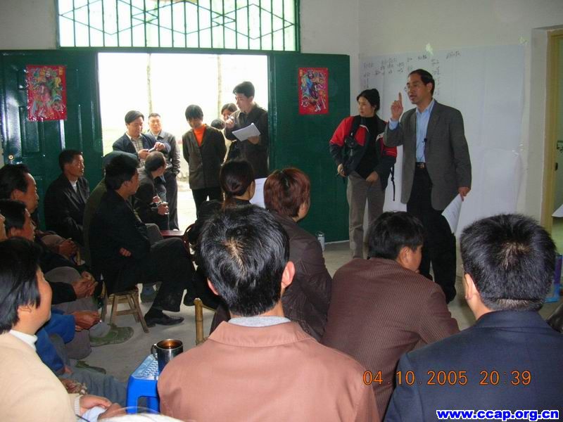 胡瑞法老师在给村民讲解 胡瑞法老师在给村民讲解